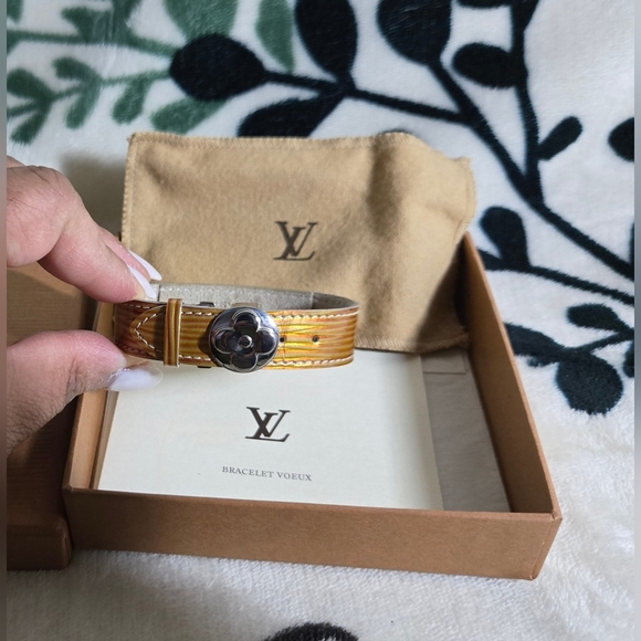 💯 Authentic Louis Vuitton Epi Leather Good Luck Bracelet with Box and Dustbag - Picture 3 of 12